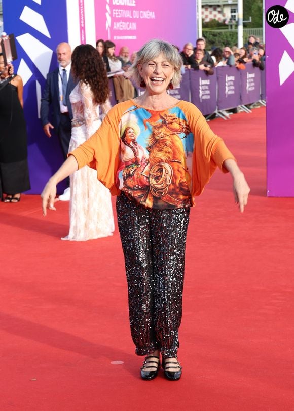 Un look qui tranche avec les tenues de convenance des tapis rouges, et qui a surtout tapé dans l'oeil des internautes. 

Lio lors de l'ouverture de la 52ème édition du Festival du Cinema Américain de Deauville, France, le 4 septembre 2026. 

© Denis Guignebourg/Bestimage