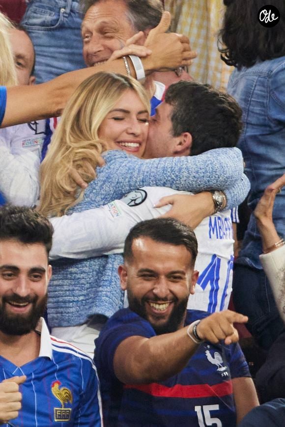 Dylan Deschamps et sa compagne Mathilde Cappelaere - Célébrités dans les tribunes du match du groupe D de l'Euro 2024 entre l'équipe de France face à l'Autriche, le 17 juin 2024. 

© Cyril Moreau/Bestimage