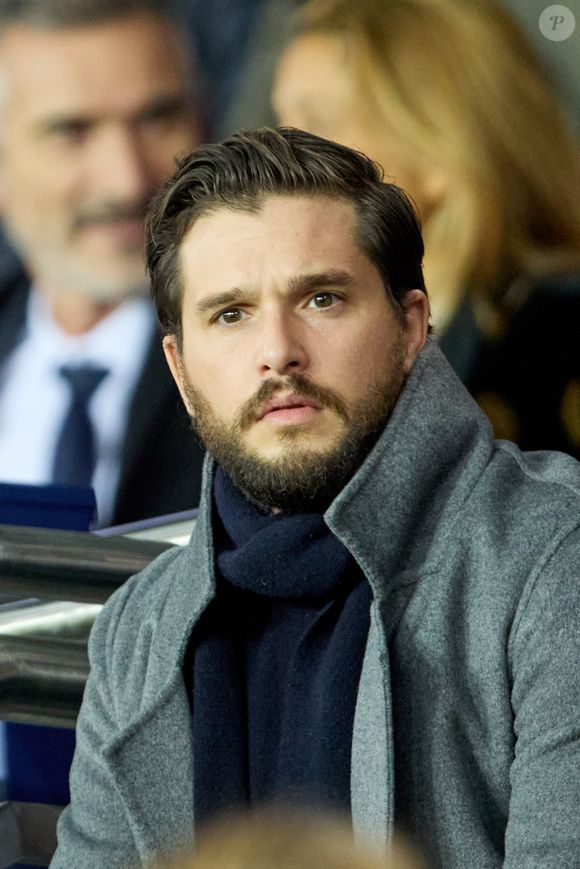 Kit Harington - People au match retour de Ligue Des Champions 2022 (LDC) entre le PSG et Benfica (1-1) au Parc des Princes à Paris le 11 octobre 2022. © Cyril Moreau/Bestimage