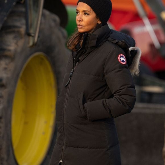 Karine Le Marchand soutient les agriculteurs sur le barrage de l'Autoroute A4 à hauteur de Jossigny en Seine et Marne le 29 Janvier 2024. Comme elle l'avait annoncé la semaine dernière, l'animatrice de l'émission "L'amour est dans le pré", Karine Le Marchand, a amené près de 200 croissants aux agriculteurs sur un barrage sur l'autoroute A4.
© Jeremy Melloul - Pierre Perusseau / Bestimage