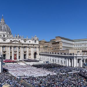 Les dirigeants et les têtes couronnées, venus du monde entier, assistent aux funérailles du pape François sur la place Saint-Pierre au Vatican à Rome le 26 avril 2025 Europa Press / Bestimage