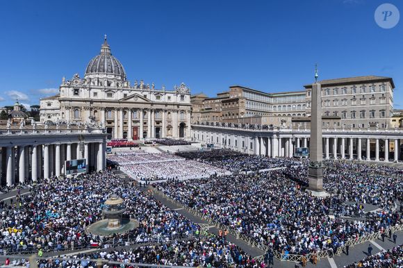 Les dirigeants et les têtes couronnées, venus du monde entier, assistent aux funérailles du pape François sur la place Saint-Pierre au Vatican à Rome le 26 avril 2025 Europa Press / Bestimage