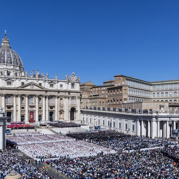 Les dirigeants et les têtes couronnées, venus du monde entier, assistent aux funérailles du pape François sur la place Saint-Pierre au Vatican à Rome le 26 avril 2025 Europa Press / Bestimage