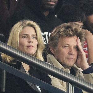 "Si je laisse couler l’eau un peu trop longtemps à la maison ou si je me trompe dans le tri sélectif, je me fais sermonner.", confiait Alice Taglioni à Madame Figaro.

Alice Taglioni et son compagnon Laurent Delahousse - Célébrités dans les tribunes de la demi-finale retour de Ligue des champions entre le PSG face au Borussia Dortmund (0-1) au Parc des Princes à Paris le 7 mai 2024. © Cyril Moreau/Bestimage