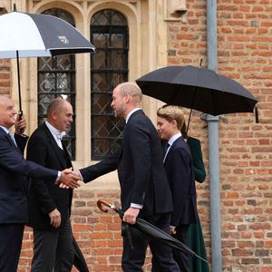 Le prince George de Galles, fait sa rentrée au collège d'Eton entouré de ses parents, le prince William, prince de Galles, et Catherine (Kate) Middleton, princesse de Galles, le 8 septembre 2026.  © PA Wire/PA Images / Bestimage