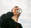 Une astuce simple permet de refroidir rapidement une boisson pendant les vacances.

Pexels