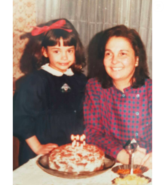 Tatiana Silva, lorsqu'elle était petite fille, et sa maman, malheureusement décédée d'un cancer. Photo souvenir partagée sur Instagram le 8 mai 2016.