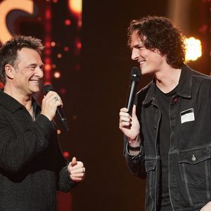 Exclusif - David Hallyday et Paul de Saint Sernin lors de l’enregistrement de l’émission “Les stars s’unissent pour le Sidaction” au théâtre Marigny à Paris, France, le 11 mars 2025. L’émission sera diffusée en prime le 22 mars sur France 2. © Guirec-Moreau/ Bestimage