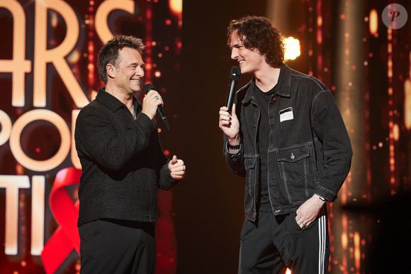 Exclusif - David Hallyday et Paul de Saint Sernin lors de l’enregistrement de l’émission “Les stars s’unissent pour le Sidaction” au théâtre Marigny à Paris, France, le 11 mars 2025. L’émission sera diffusée en prime le 22 mars sur France 2. © Guirec-Moreau/ Bestimage