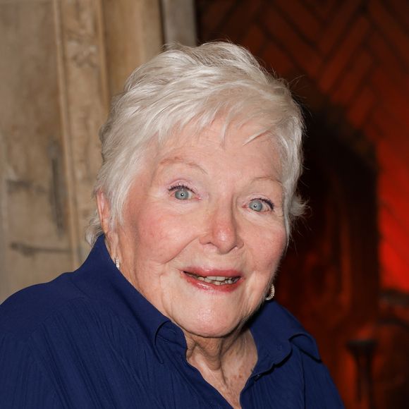 En effet, elle est aussi la fondatrice et vice-présidente de l'association Sidaction. 

Line Renaud - 7ème remise du prix "Fonds de dotation Line Renaud-Loulou Gasté" pour la recherche médicale à la Maison de la Recherche à Paris le 17 novembre 2025.  © Coadic Guirec/Bestimage