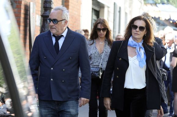 Antoine Duléry et sa femme Pascale Pouzadoux - Arrivées aux obsèques de Nadia Farès en l'église Saint-Jean-de-Montmartre à Paris, le 24 avril 2026. N.Farès est décédée le 17 avril 2026 quelques jours après un "incident cardiaque" survenu le 12 avril 2026 dans la piscine du complexe sportif, Blanche (9ème). Dominique Jacovides - Olivier Borde / Bestimage