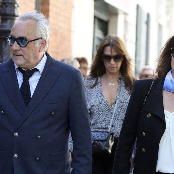 Antoine Duléry et sa femme Pascale Pouzadoux - Arrivées aux obsèques de Nadia Farès en l'église Saint-Jean-de-Montmartre à Paris, le 24 avril 2026. N.Farès est décédée le 17 avril 2026 quelques jours après un "incident cardiaque" survenu le 12 avril 2026 dans la piscine du complexe sportif, Blanche (9ème). Dominique Jacovides - Olivier Borde / Bestimage