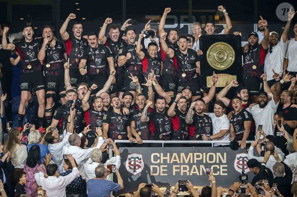 Les joueurs du Stade Toulousain célèbrent avec le trophée du Bouclier de Brennus après avoir remporté la finale du Top 14 français de rugby entre le Stade Toulousain (Toulouse) et l'Union Bordeaux-Begles (UBB) au Stade de France à Saint-Denis, au nord de Paris, le 28 juin 2025.Photo par Eliot Blondet/ABACAPRESS.COM