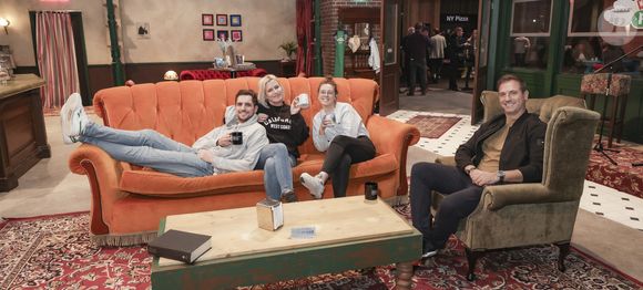 Exclusif - Jonathan O’Donell, Justine Salmon, Ana Godefroy, Grégory Ascher, de la matinale de RTL2 - Inauguration de l'exposition immersive "Friends Experience" à Paris. Le 21 novembre 2022. © Jack Tribeca / Bestimage