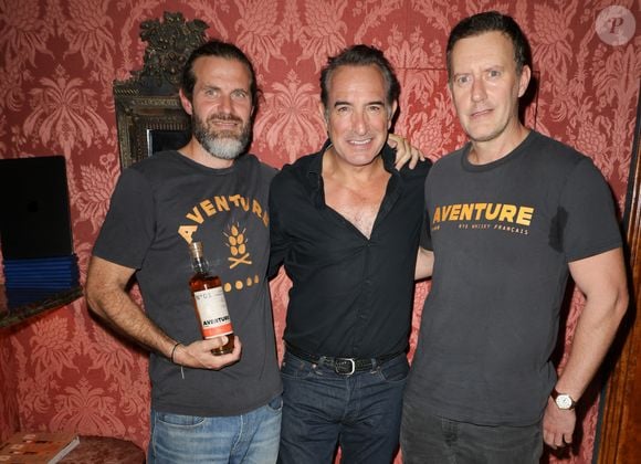 Avec trois partenaires, Antoine Gravouil, Olivier Carsoule et Éric Lafon, fondateurs de la distillerie Bordeaux Distilling Co, basée dans le quartier de Bacalan, ils lancent leur premier whisky, au nom évocateur : Aventure. Exclusif - Jean Dujardin lance avec ses amis son premier whisky, "Aventure" distillé à Bordeaux, au bar du restaurant Lapérouse à Paris le 9 octobre 2025. © Coadic Guirec / Bestimage