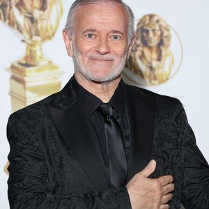 Francis Huster assiste à la 35ème Cérémonie des Molières aux Folies Bergeres le 07 mai 2024 à Paris, France. Photo par Nasser Berzane/ABACAPRESS.COM