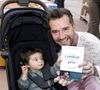 Depuis la naissance de son fils, il documente leur vie sur Instagram.

Mathieu Ceschin ( L'Amour est dans le pré )  avec son fils Ezio - Festival du livre de Paris au Grand Palais le 13 avril 2025. © Cédric Perrin/Bestimage