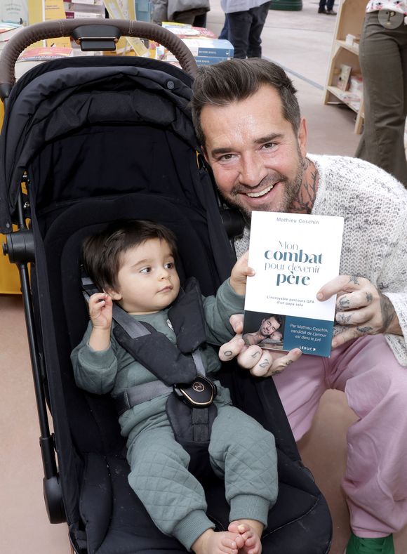 Depuis la naissance de son fils, il documente leur vie sur Instagram.

Mathieu Ceschin ( L'Amour est dans le pré )  avec son fils Ezio - Festival du livre de Paris au Grand Palais le 13 avril 2025. © Cédric Perrin/Bestimage