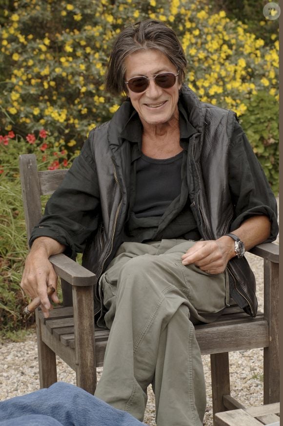 Archives - En France, Jacques Dutronc chez lui à Monticello en Corse avec ses chats. le 9 mai 2005.
GONGORA Marie-Anne via Bestimage