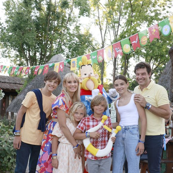 Exclusif - Élodie Gossuin (Miss France 2001) en famille : Jules, Elodie, Joséphine, Léonard, Rose et Bertrand Lacherie lors de l'opération "L'été gaulois fait son grand retour au Parc Astérix" à Plailly le 8 juillet 2022.

© Christophe Aubert via Bestimage