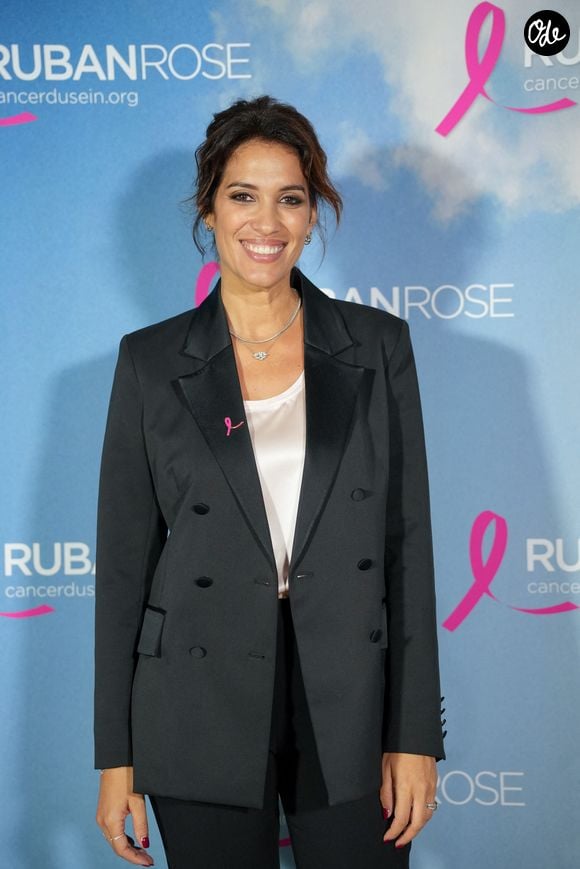 En raison d'un lourd historique familial, la présentatrice de 45 ans a pris la décision de subir une double mastectomie afin d'éviter tout risque de récidive.

Laurie Cholewa - Soirée de lancement d’Octobre rose 2026 au pied de la Tour Eiffel, sur le Champ-de-Mars à Paris le 30 septembre 2026. 

© Anne-Sophie Guebey/Bestimage