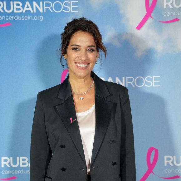 En raison d'un lourd historique familial, la présentatrice de 45 ans a pris la décision de subir une double mastectomie afin d'éviter tout risque de récidive.

Laurie Cholewa - Soirée de lancement d’Octobre rose 2026 au pied de la Tour Eiffel, sur le Champ-de-Mars à Paris le 30 septembre 2026. 

© Anne-Sophie Guebey/Bestimage