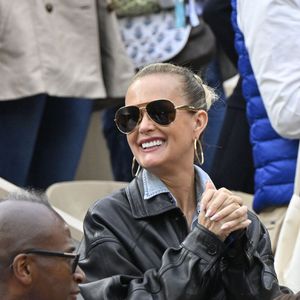 Laeticia Hallyday avec son compagnon Frédéric Suant et Philippe Etchebest dans les tribunes lors des Internationaux de France de Tennis de Roland Garros 2025, à Paris, France, le 26 mai 2025. © Chryslene Caillaud/PsnewZ/Bestimage