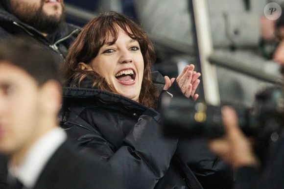 On retrouvera aussi la chanteuse Jain

Jain - Célébrités dans les tribunes du match de Ligue 1 McDonald's opposant le Paris Saint-Germain (PSG) à Toulouse (3-0) au Parc des Princes à Paris le 22 novembre 2024. © Cyril Moreau/Bestimage