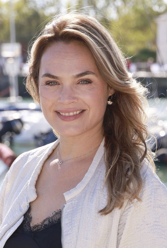Mais bonne nouvelle ! Les tournages reprendront en septembre pour "une grosse session de trois mois".

Mélanie Maudran UN SI GRAND SOLEIL 
Le festival de fiction TV de La Rochelle samedi 17 septembre 2022. © Christophe Aubert via Bestimage