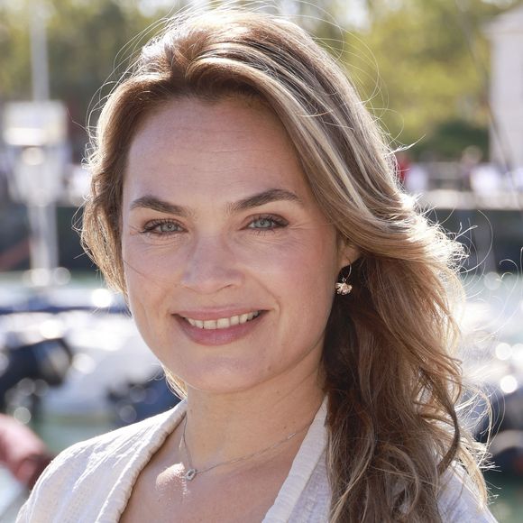 Mais bonne nouvelle ! Les tournages reprendront en septembre pour "une grosse session de trois mois".

Mélanie Maudran UN SI GRAND SOLEIL 
Le festival de fiction TV de La Rochelle samedi 17 septembre 2022. © Christophe Aubert via Bestimage