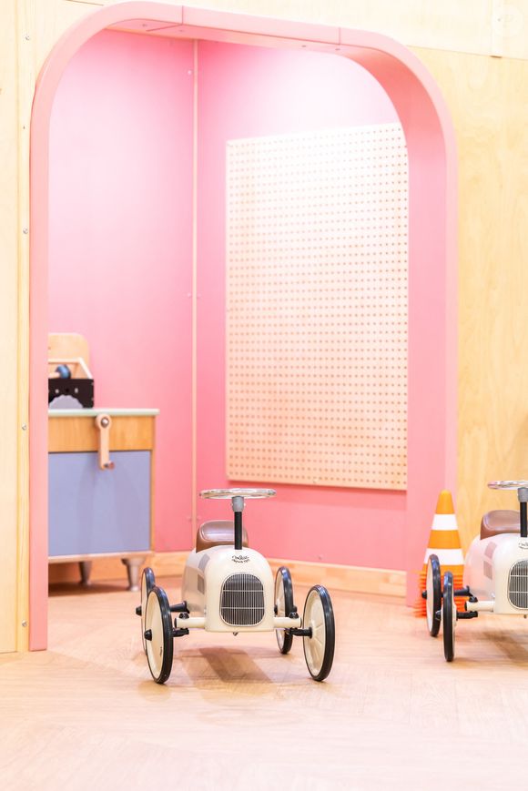 Le lieu de 235 m² comprend un espace de jeux indoor pour les enfants jusqu’à sept ans.

Inauguration de 'Little Wonders' créé par Marie Ducruet et Élise Rouillard. Little Wonders est un espace dédié aux enfants avec des jeux, des activités éducatives et un café situé sur le Boulevard Rainier III.

© Olivier Huitel/Pool Monaco/Bestimage
