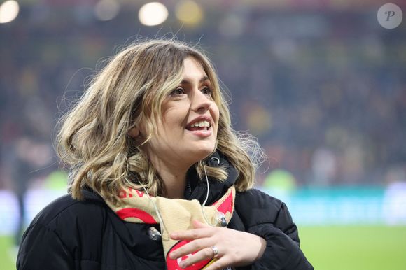Marine chante "Les Corons" en hommage à Pierre Bachelet, pour le 20ème anniversaire de sa mort, lors du match de Ligue 1 McDonald's "Lens - Strasbourg (0-2)" au stade Bollaert-Delelis. © Laurent Sanson/PsnewZ/Bestimage