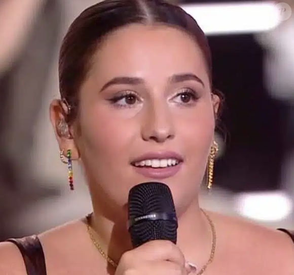 Selon "Le Parisien", Clara, qui a participé à la saison 11, avait expliqué, sans pouvoir toutefois livrer un chiffre exact, que les élèves étaient payés au Smic. "Je vais pouvoir enfin casser un mythe, avait confié la jeune femme sur la chaîne Youtube Pile Media, le 4 août 2024. Non, quand on passe sur TF1, on ne devient pas riche."

Clara, sur le plateau de la "Star Academy" 2023. TF1