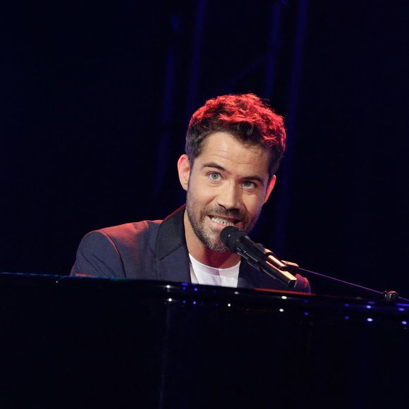S'il trouve quelqu'un, ce sera un plus mais plus pour combler un manque

Emmanuel Moire en concert lors de l'« Anniversaire de RFM » qui s'est tenu aux Folies Bergères à Paris, en France, le 16 juin 2013. Photo de Jérôme Domine/ABACAPRESS.COM