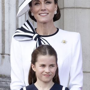 Charlotte de Galles serait aussi folle de cuisine, et adorerait préparer avec sa maman, la princesse Kate, de petites friandises sucrées. 

La princesse de Galles et sa fille la princesse Charlotte lors de la cérémonie des couleurs à Londres, le 15 juin 2024.