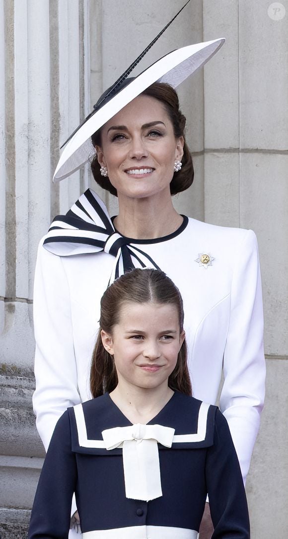 Charlotte de Galles serait aussi folle de cuisine, et adorerait préparer avec sa maman, la princesse Kate, de petites friandises sucrées. 

La princesse de Galles et sa fille la princesse Charlotte lors de la cérémonie des couleurs à Londres, le 15 juin 2024.