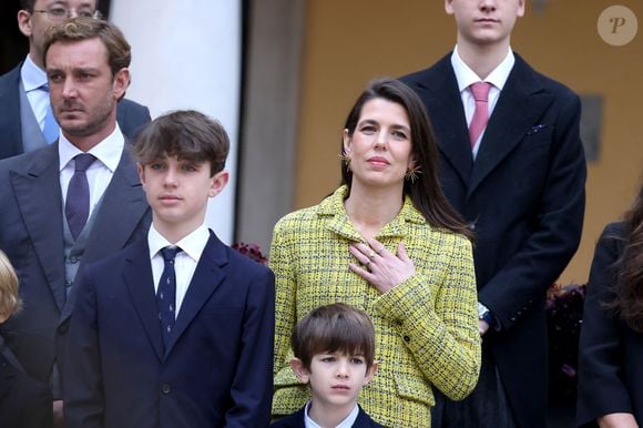 Bien qu'elle comprenne la difficulté de gérer cet usage pour les parents, elle a su imposer une limite claire.

Pierre Casiraghi, Raphaël Elmaleh,  Balthazar Rassam - La famille princière monégasque dans la cour d'honneur du palais lors de la la fête nationale à Monaco le 19 novembre 2025. © Dominique Jacovides - Bruno Bebert / Bestimage