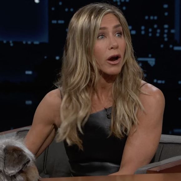 Jennifer Aniston a formé l'un des couples les plus glamour de Hollywood.

Vêtue d'une mini robe en cuir noir, Jennifer, 55 ans, s'est assise à côté de lui sur le canapé pour discuter avec l'animateur Jimmy Kimmel. Un peu plus tôt, elle s'est également prêtée au jeu du vrai ou faux lorsque Kimmel, 56 ans, a passé en revue quelques articles de journaux et de magazines à son sujet. Et l'un d'entre eux, qu'elle a avoué être exact, était qu'elle avait eu un jour un soin du visage à base de sperme de saumon. © ABC via JLPPA/Bestimage