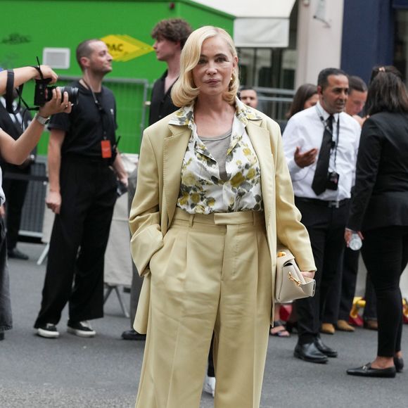 Elle explique que beaucoup choisissent leurs projets par engagement et passion plutôt que pour l’argent.

Emmanuelle Beart assiste au défilé Ami printemps/été 2026 dans le cadre de la semaine de la mode à Paris le 25 juin 2025 à Paris, France. 

© Lucia Sabatelli / Bestimage