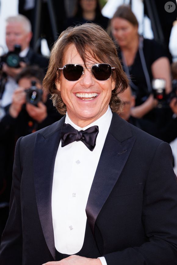 Et ce n'est pas tout ! Le soixantenaire s'est aussi autorisé un petit écart avec ses collègues... Alors que la musique originelle de Mission : Impossible de Lalo Schifrin était diffusée, Tom Cruise a tout bonnement fait un selfie avec l'équipe du long-métrage !

Tom Cruise - Montée des marches du film « Mission Impossible : The Final Reckoning » lors du 78ème Festival International du Film de Cannes, au Palais des Festivals à Cannes. Le 14 mai 2025 © Jacovides-Moreau / Bestimage