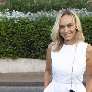 En plus de ce nouveau défi télévisuel, l'énergique femme de 55 ans continue d'officier quotidiennement sur les ondes de Sud Radio en fin de journée.

Exclusif - Cécile de Ménibus au spectacle de Dany Boon "Clown n'est pas un métier" lors du 41ème Festival de Ramatuelle le 12 août 2025.

© Cyril Bruneau / Bestimage