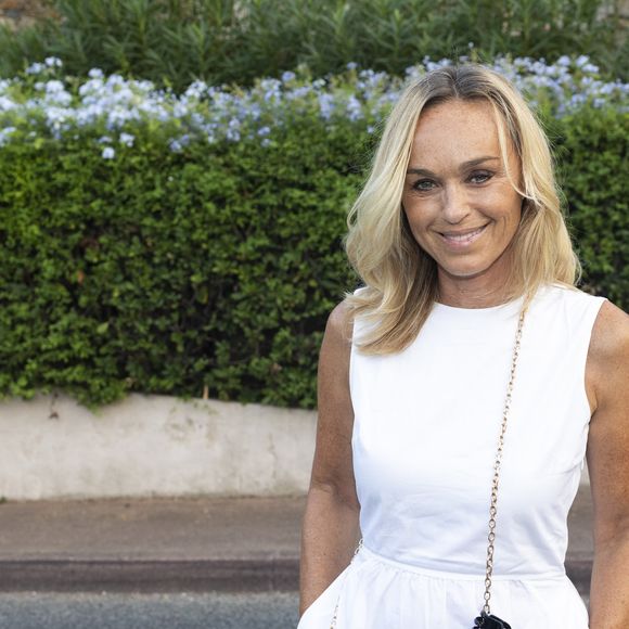 En plus de ce nouveau défi télévisuel, l'énergique femme de 55 ans continue d'officier quotidiennement sur les ondes de Sud Radio en fin de journée.

Exclusif - Cécile de Ménibus au spectacle de Dany Boon "Clown n'est pas un métier" lors du 41ème Festival de Ramatuelle le 12 août 2025.

© Cyril Bruneau / Bestimage