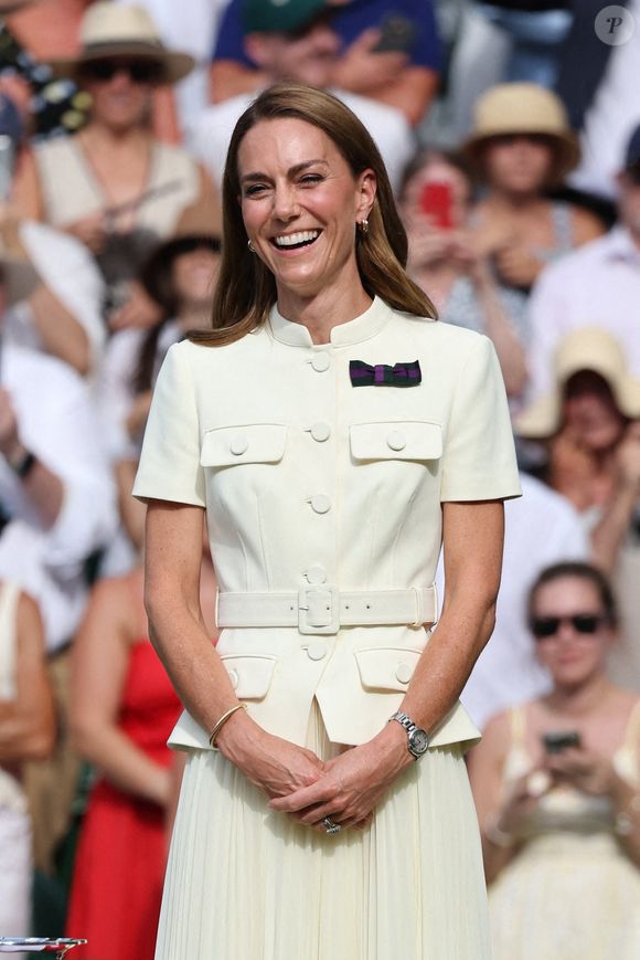 Kate Middleton, princesse de Galles, remet le trophée de la finale du simple dames lors du treizième jour du tournoi de tennis de Wimbledon à Londres, au Royaume-Uni, le 12 juillet 2025. Photo de Stephen Lock/I-Images/ABACAPRESS.COM