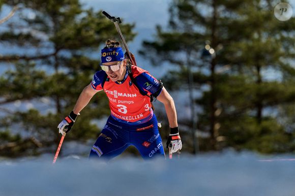 Julia Simon (France) participe au départ groupé de 12,5 km lors de la Coupe du monde IBU le 23 mars 2025 à Oslo, Norvège.  Photo : Mathias Bergeld / BILDBYRÅN