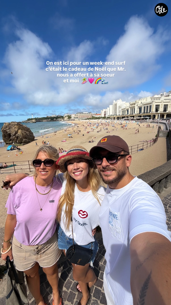 "On est ici pour un week-end surf. C'était le cadeau de Noël que Mr. nous a offert à sa sœur et moi", a-t-elle confié en légende d'une photo du trio.

Amandine Petit à Biarritz samedi 4 juillet 2026 - Instagram