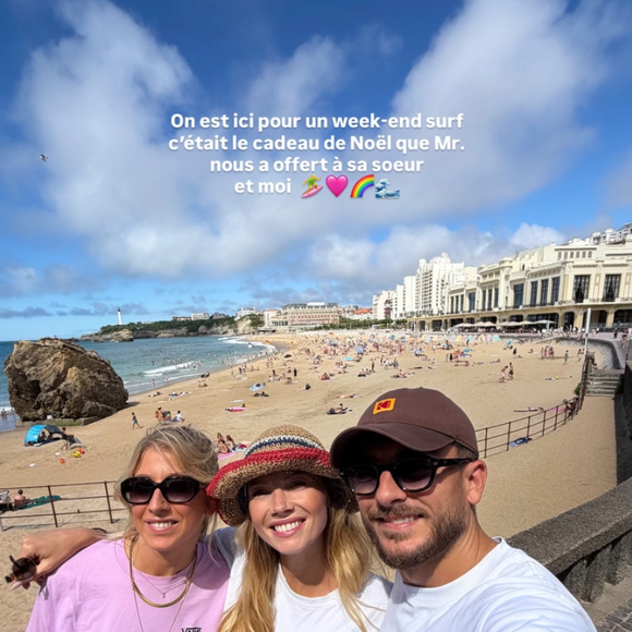 "On est ici pour un week-end surf. C'était le cadeau de Noël que Mr. nous a offert à sa sœur et moi", a-t-elle confié en légende d'une photo du trio.

Amandine Petit à Biarritz samedi 4 juillet 2026 - Instagram