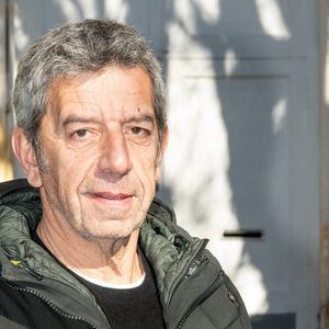 Le médecin français Michel Cymes pose lors d'une séance de portraits pendant le festival de la télévision de Luchon, à Bagnere de Luchon, dans le sud-ouest de la France, le 10 février 2022. Photo par Daniel Derajinski/ABACAPRESS.COM