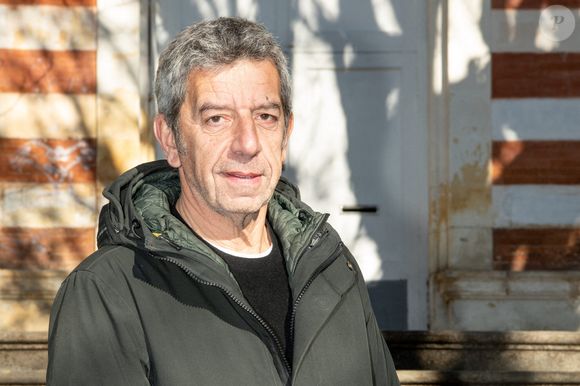 Le médecin français Michel Cymes pose lors d'une séance de portraits pendant le festival de la télévision de Luchon, à Bagnere de Luchon, dans le sud-ouest de la France, le 10 février 2022. Photo par Daniel Derajinski/ABACAPRESS.COM