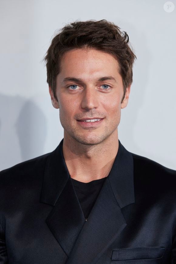 Info - Lucas Bravo, qui joue le rôle de Gabriel dans la comédie "Emily in Paris", est le fils du footballeur Daniel Bravo - Lucas Bravo, qui joue le rôle de Gabriel dans la comédie "Emily in Paris", est le fils du footballeur Daniel Bravo - Lucas Bravo - Photocall de la soirée du gala de l'amfAR à la Villa Eilen Roc au Cap d'Antibes lors du 74ème Festival International du Film de Cannes. Le 16 juillet 2021
© Borde-Jacovides-Moreau / Bestimage