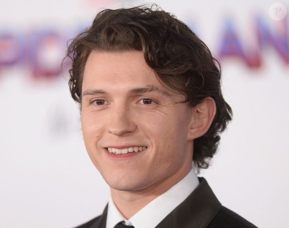 Selon le média américain "TMZ", l'acteur aurait fait sa demande à Zendaya entre "Noël et le Nouvel An".

Tom Holland à la première du film "Spider-Man: No Way Home" à Los Angeles.